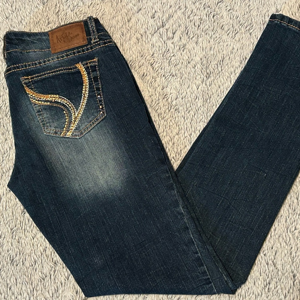 Ariya Jeans in Dark Blue with Gold tones Stitching details size 7/8